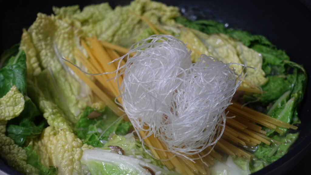 余り物野菜パスタを盛り付けた画像