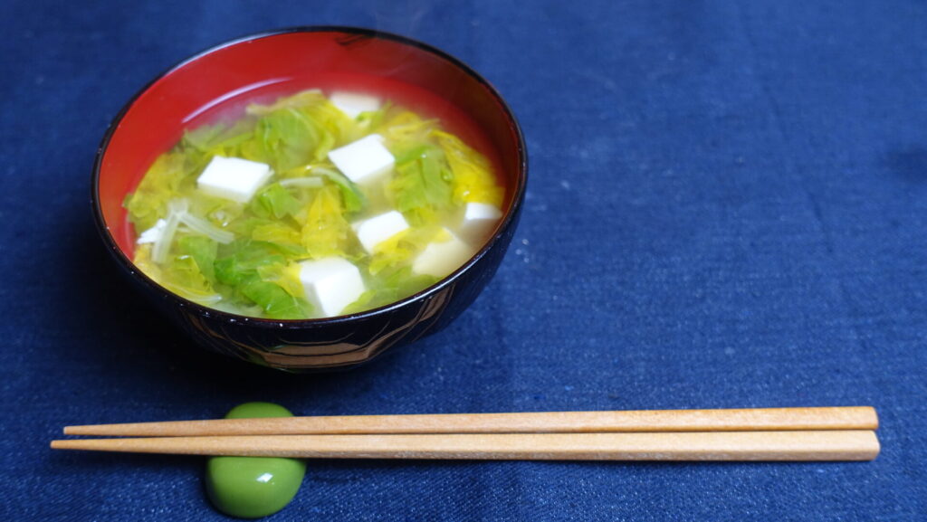 セロリと豆腐の味噌汁の画像