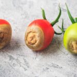 栄養不足のミニトマトが3つだけおいてある画像