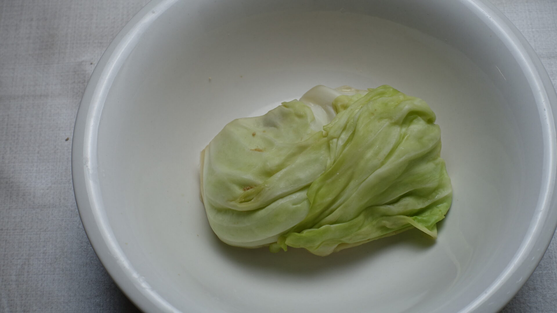 常温ぬか床から取り出したキャベツ