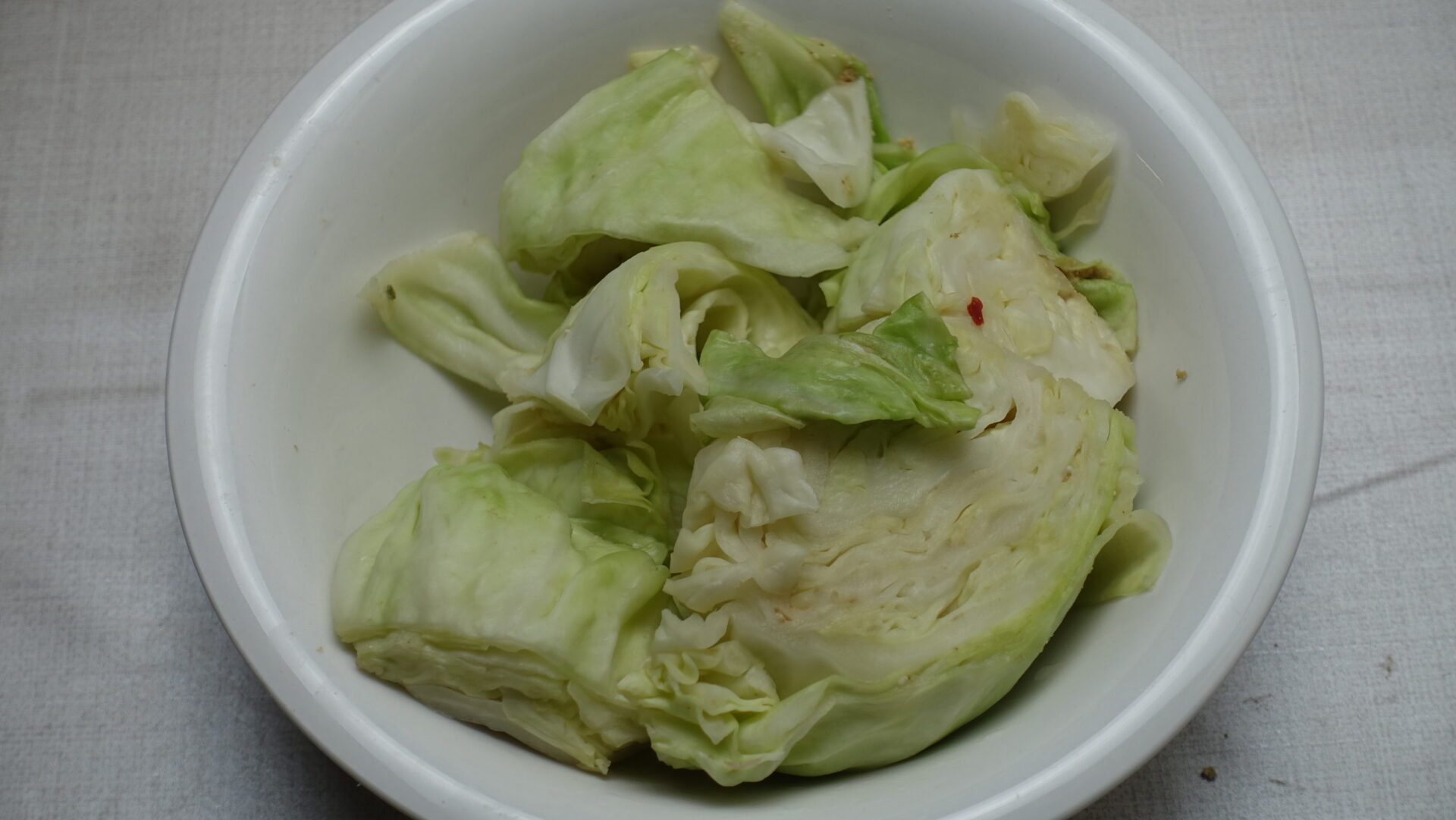 冷蔵庫ぬか床から取り出したキャベツ