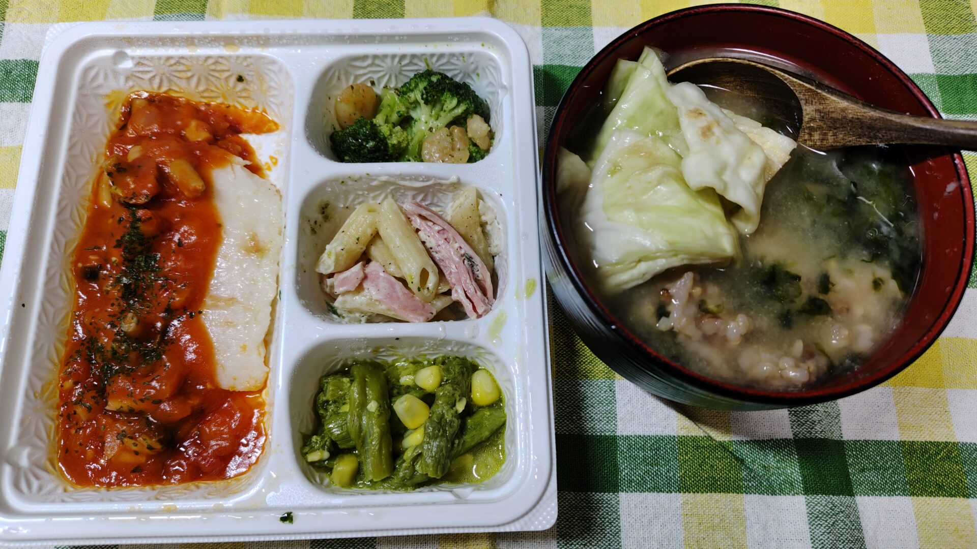 玄米と昆布あおさの味噌汁に、ぬか漬けキャベツを添えた昼食