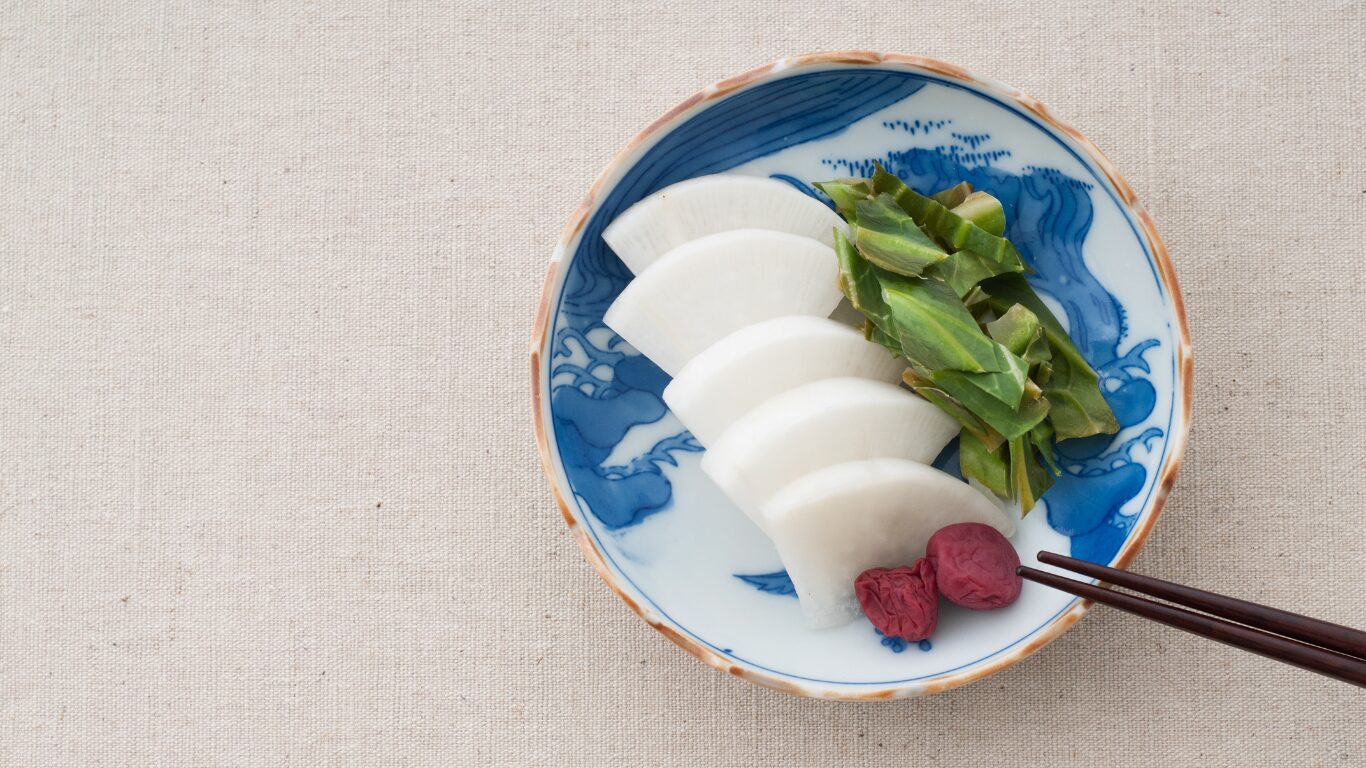 皿に盛り付けた漬物の画像