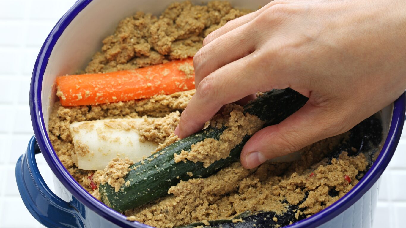 ぬか床に野菜を漬ける画像